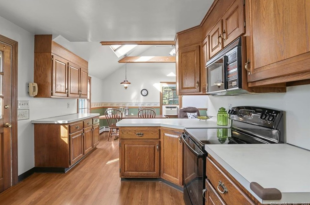 1026 Merritt St, Fairfield CT 06825-1531 exterior