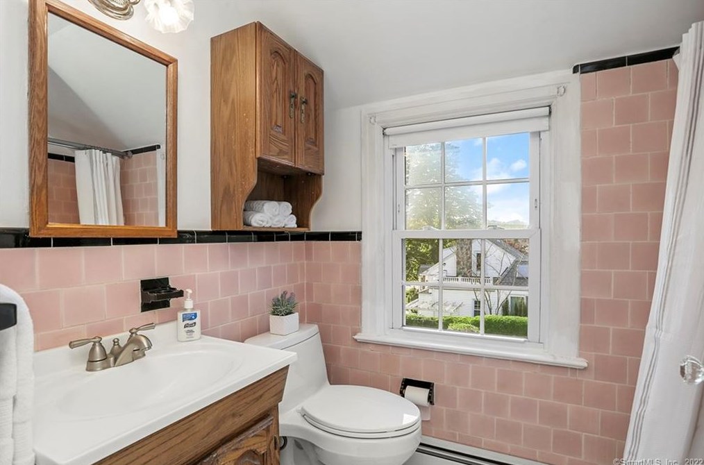 1026 Merritt St, Fairfield CT 06825-1531 exterior