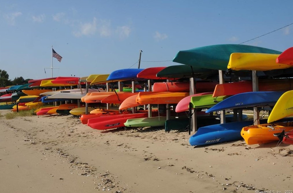 1026 Merritt St, Fairfield CT 06825-1531 exterior