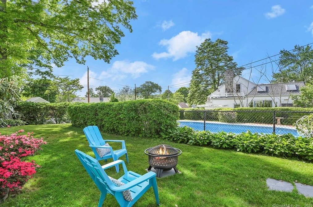 1026 Merritt St, Fairfield CT 06825-1531 exterior