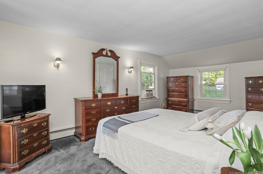 1026 Merritt St, Fairfield CT 06825-1531 exterior