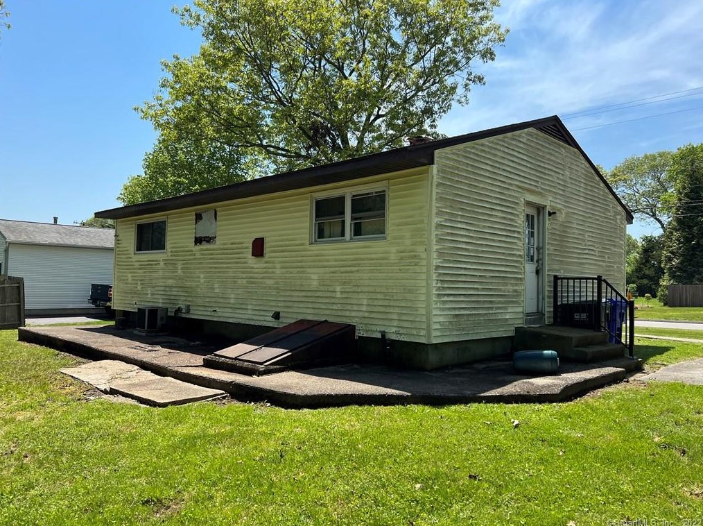 25 Oslo St, Mystic, CT 06355-1309