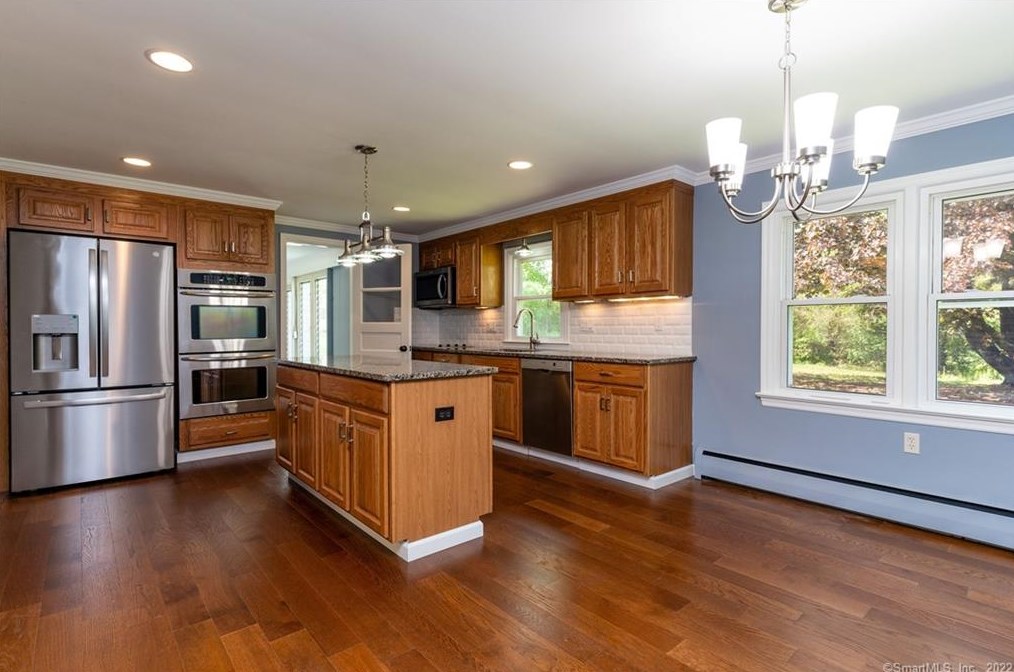 2 Vista Dr, Northville, CT 06776
