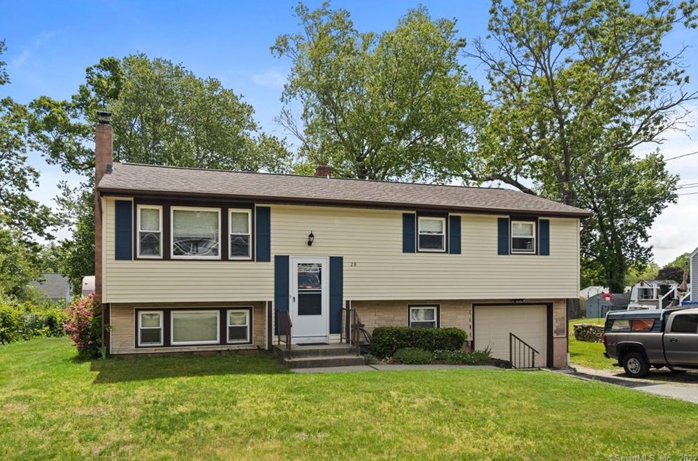 28 Laurel Dr, Chesterfield, CT 06370-1726