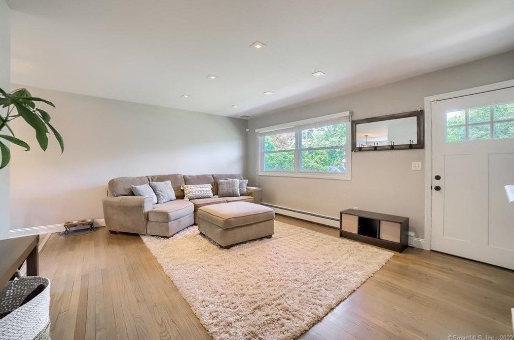 17 Greenbriar Ln, Newtown, CT 06470-2217