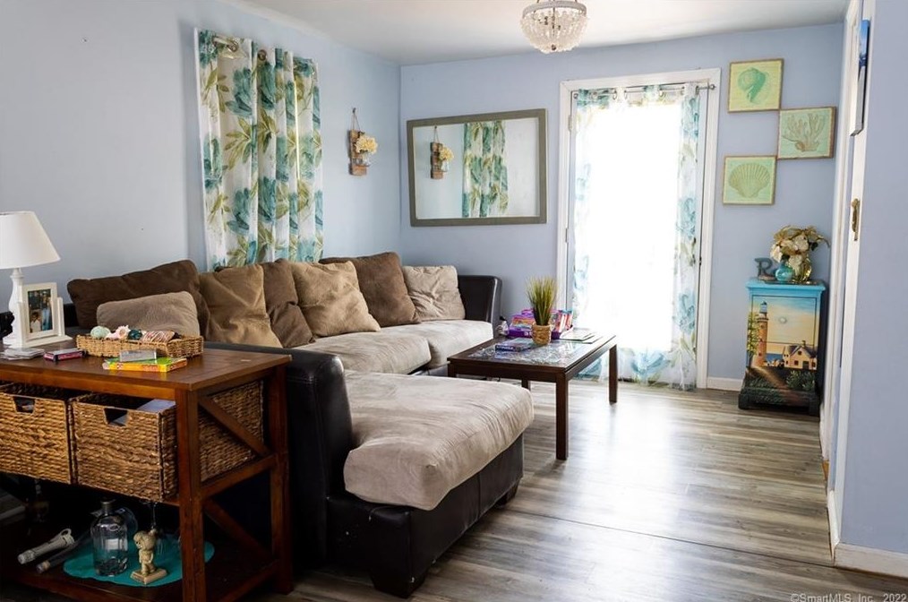 14 W Roosevelt Dr, Ansonia, CT 06401