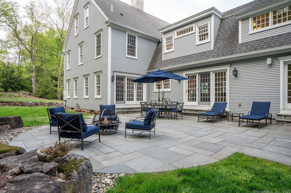 7 Up The Rd, Simsbury, CT 06092-2317