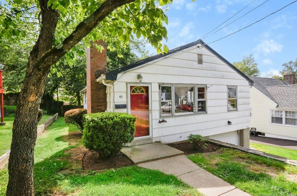 43 Rena Pl, Fairfield, CT 06825