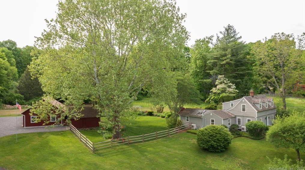 17 Curtiss Rd, Woodbury, CT 06798