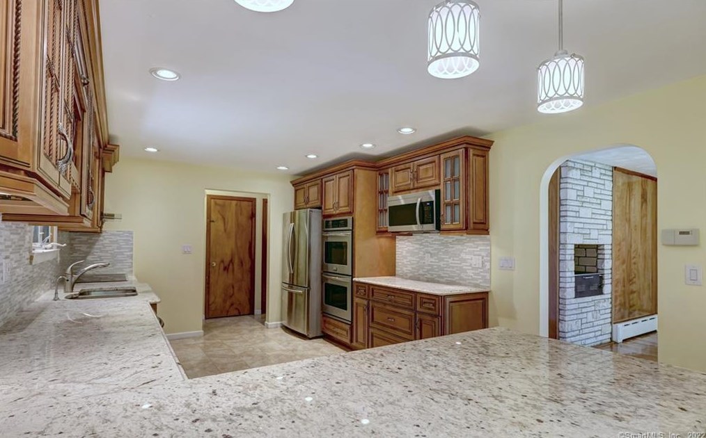 70 Acorn Hl Rd, New Haven CT 06525-1021 exterior