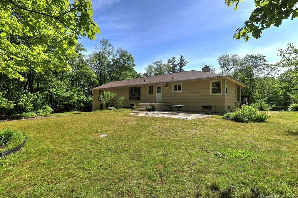 70 Acorn Hl Rd, New Haven CT 06525-1021 exterior