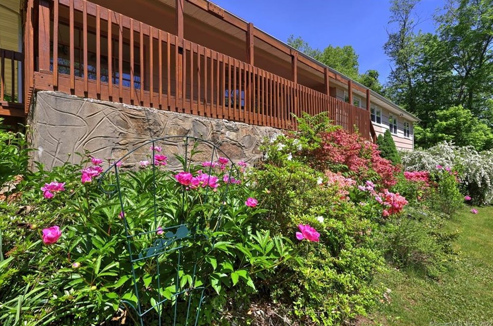 70 Acorn Hl Rd, New Haven CT 06525-1021 exterior