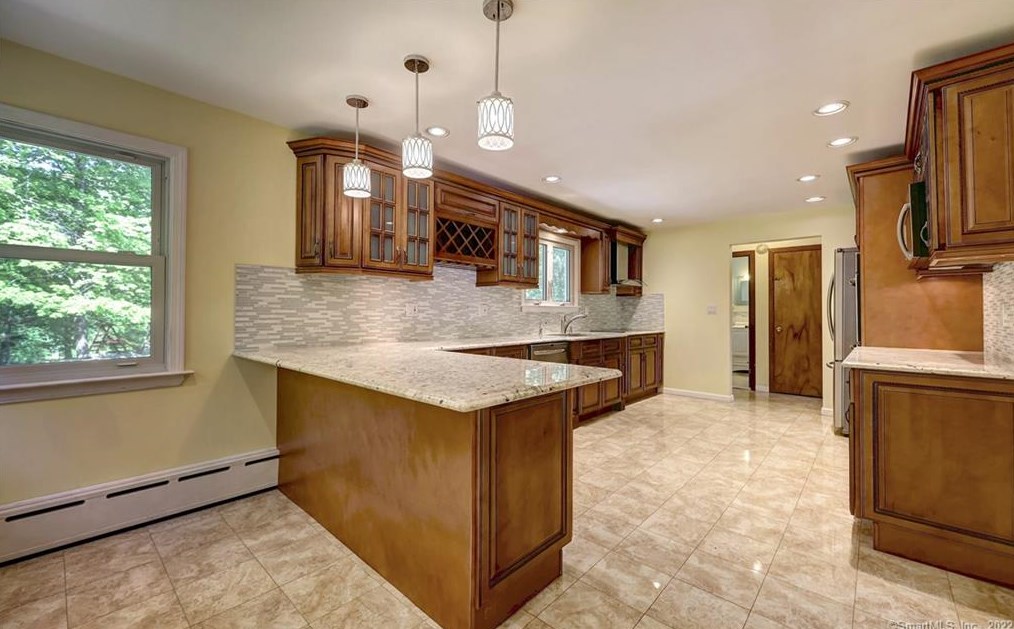 70 Acorn Hl Rd, New Haven CT 06525-1021 exterior