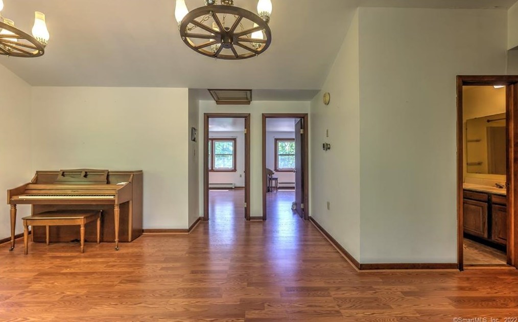 70 Acorn Hl Rd, New Haven CT 06525-1021 exterior