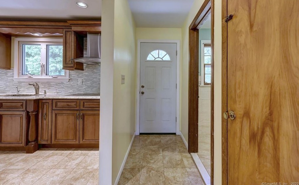 70 Acorn Hl Rd, New Haven CT 06525-1021 exterior