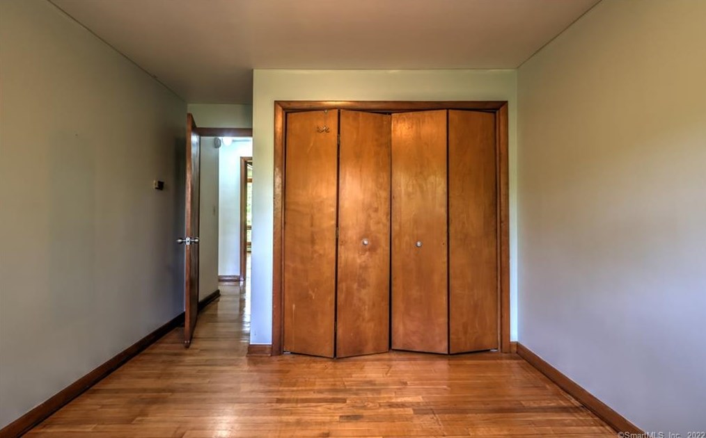 70 Acorn Hl Rd, New Haven CT 06525-1021 exterior