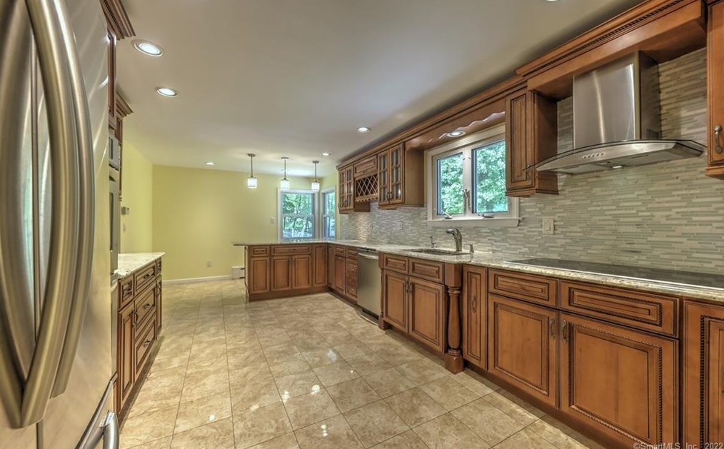 70 Acorn Hl Rd, New Haven CT 06525-1021 exterior