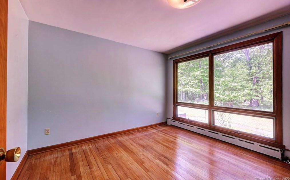 70 Acorn Hl Rd, New Haven CT 06525-1021 exterior