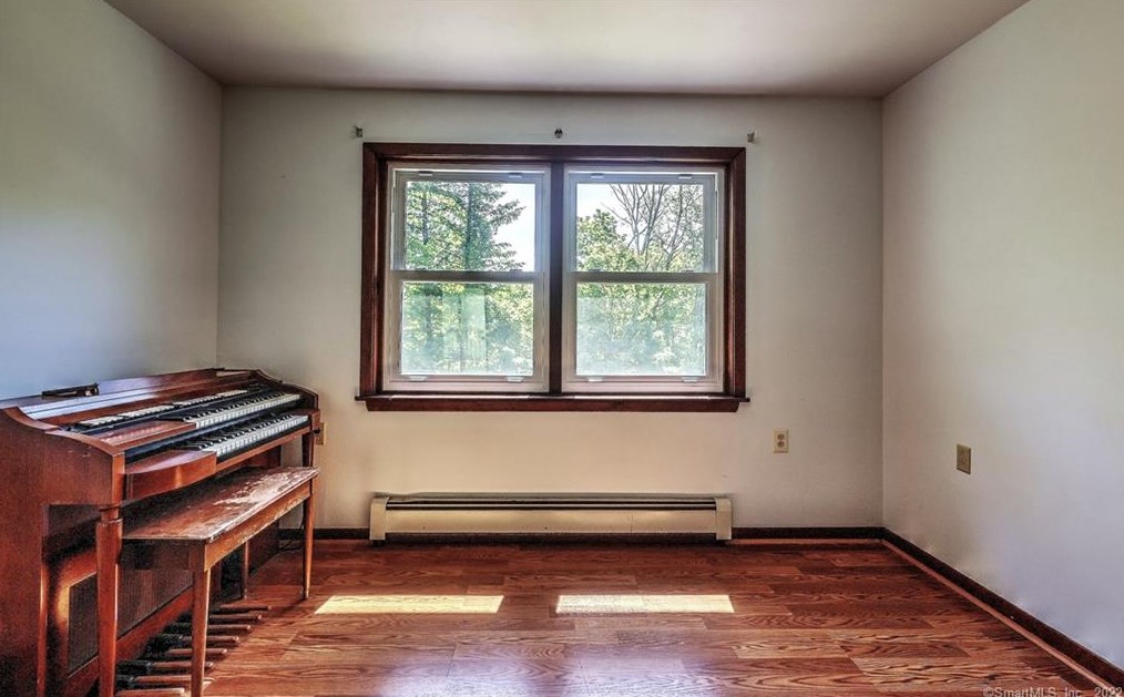 70 Acorn Hl Rd, New Haven CT 06525-1021 exterior