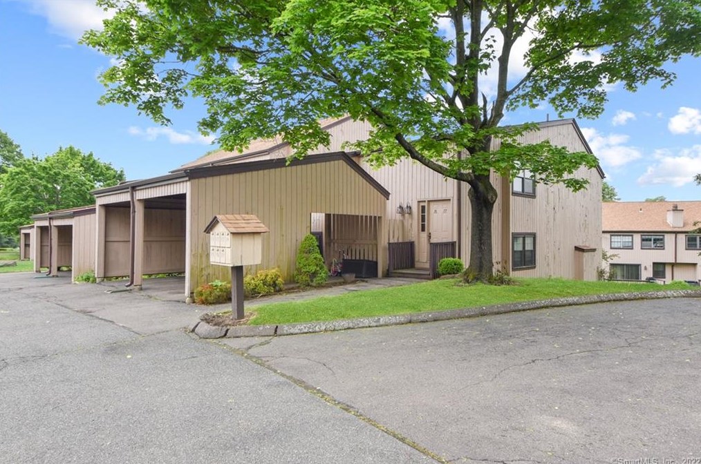 77 Mattabasset Dr, Meriden, CT 06450-7432
