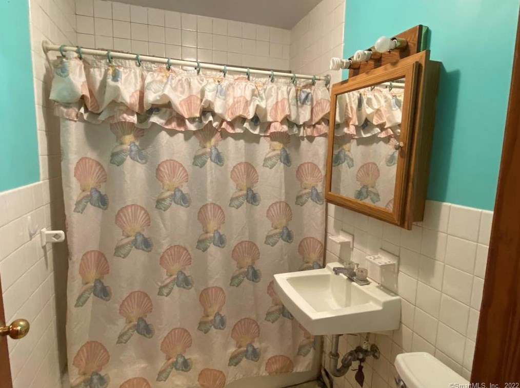 43 Edwards Rd, New Haven CT 06524-3025 exterior