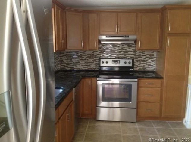 2 Yellow Orange Cir, Middletown, CT 06457