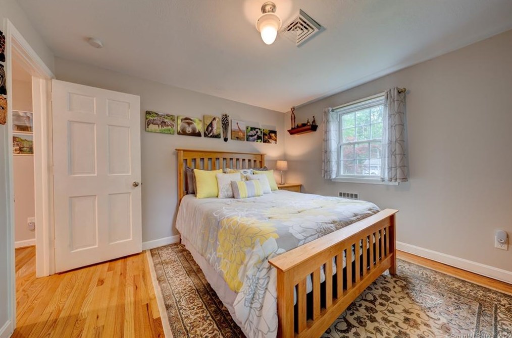 27 Lincoln Ln, Simsbury CT  06089-9781 exterior