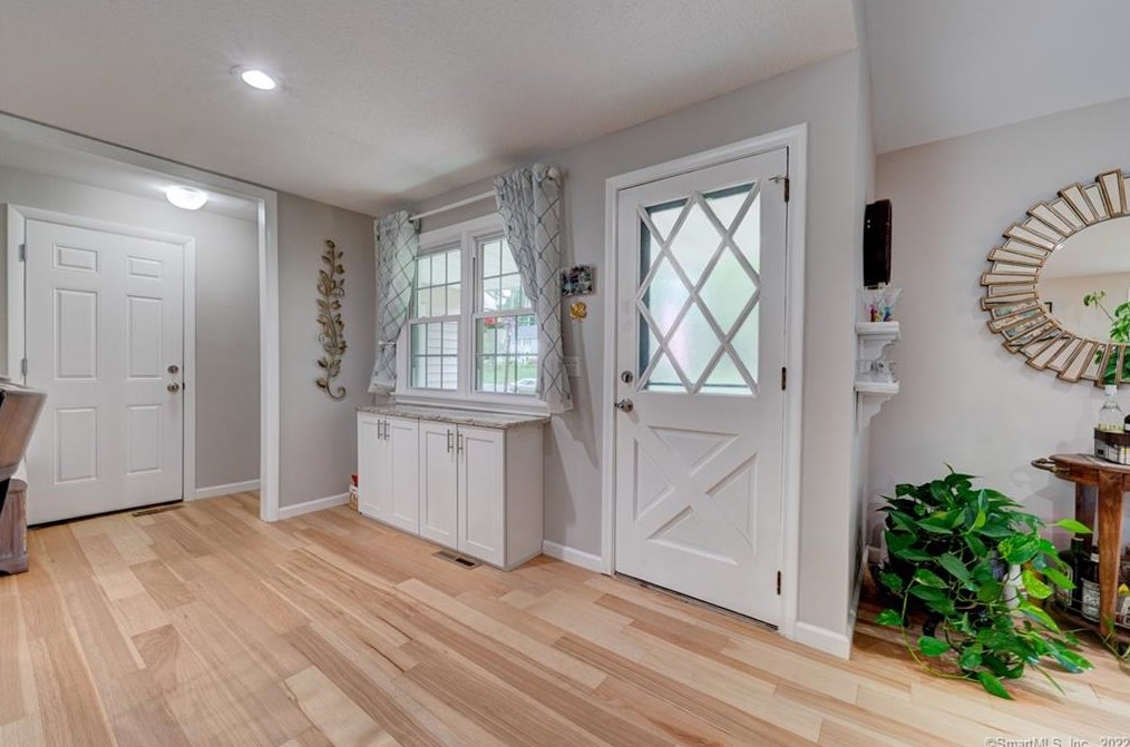 27 Lincoln Ln, Simsbury CT  06089-9781 exterior