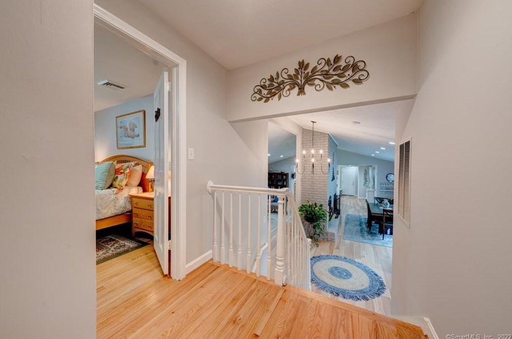27 Lincoln Ln, Simsbury CT  06089-9781 exterior