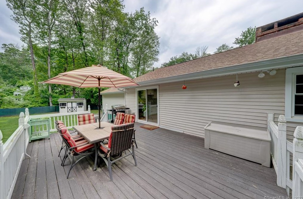 27 Lincoln Ln, Simsbury CT  06089-9781 exterior