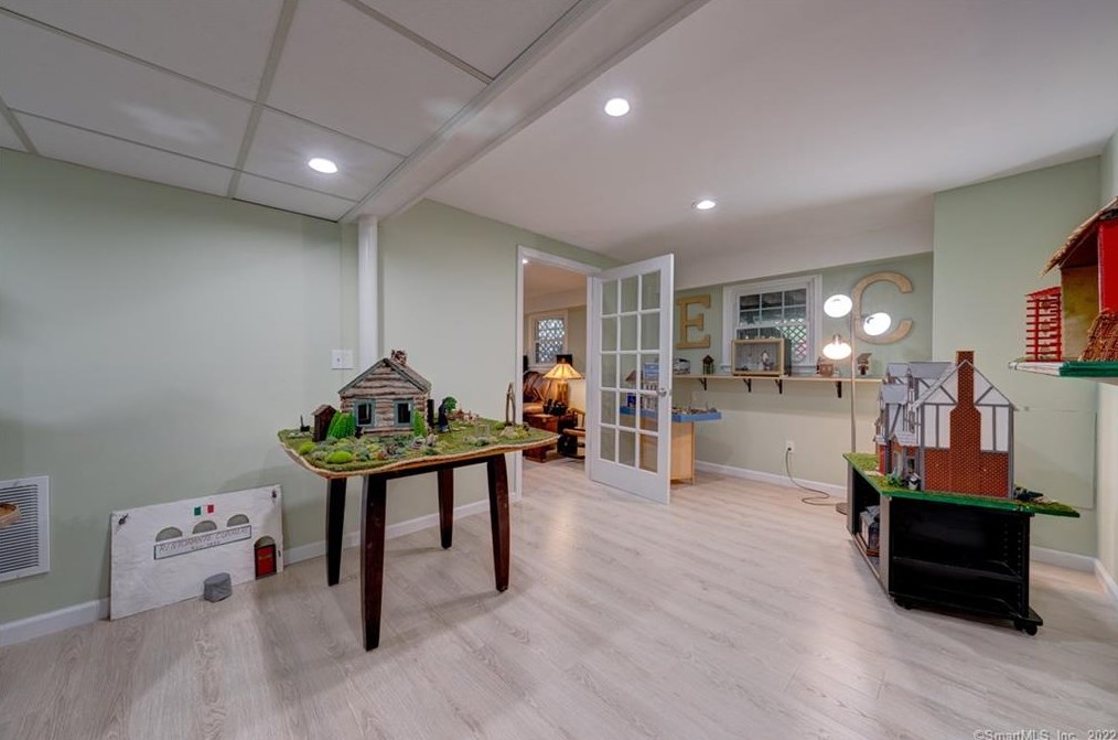 27 Lincoln Ln, Simsbury CT  06089-9781 exterior