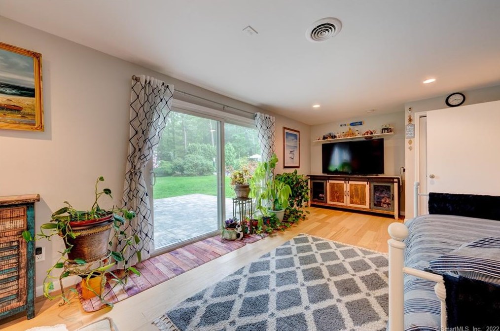 27 Lincoln Ln, Simsbury CT  06089-9781 exterior