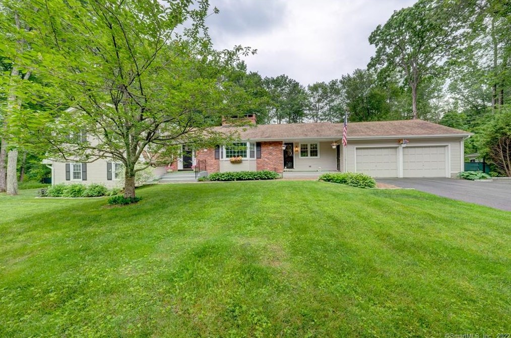 27 Lincoln Ln, Simsbury CT  06089-9781 exterior