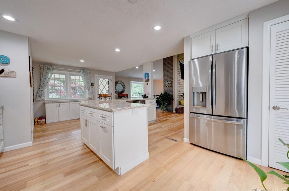 27 Lincoln Ln, Simsbury CT  06089-9781 exterior