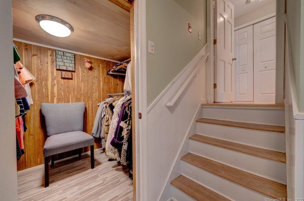 27 Lincoln Ln, Simsbury CT  06089-9781 exterior