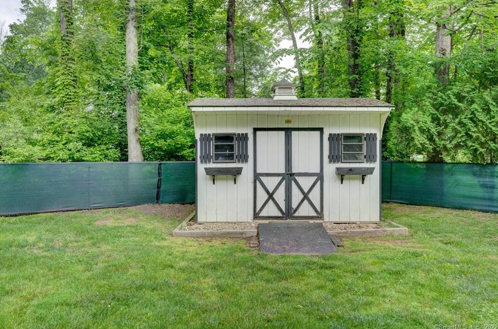 27 Lincoln Ln, Simsbury CT  06089-9781 exterior