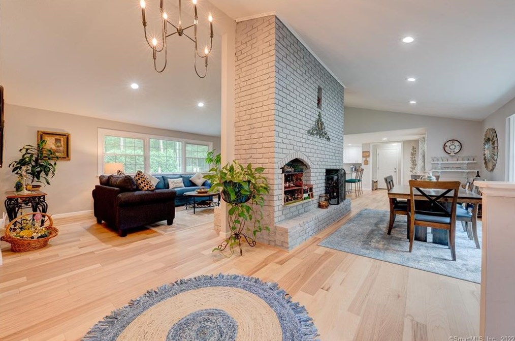 27 Lincoln Ln, Simsbury CT  06089-9781 exterior