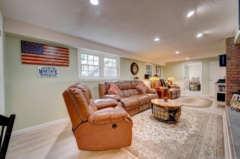 27 Lincoln Ln, Simsbury CT  06089-9781 exterior