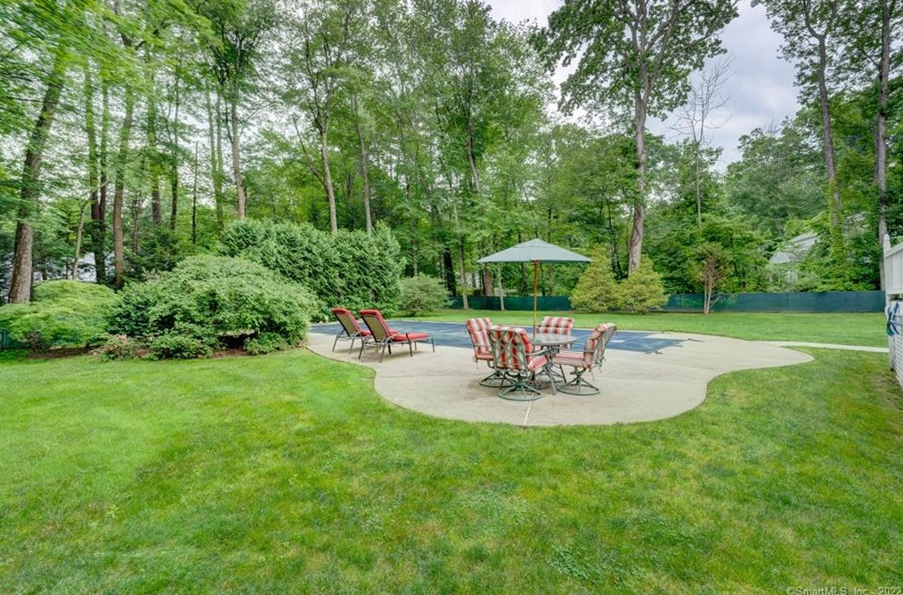 27 Lincoln Ln, Simsbury CT  06089-9781 exterior