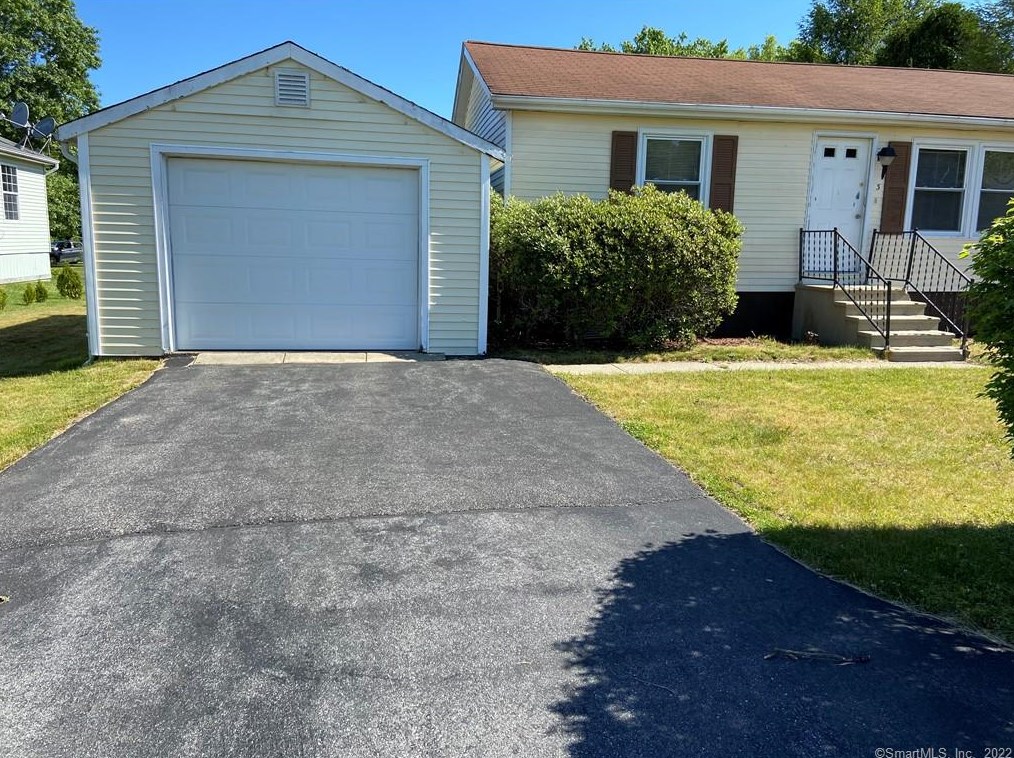 3 Connecticut Dr, Plainfield, CT 06374