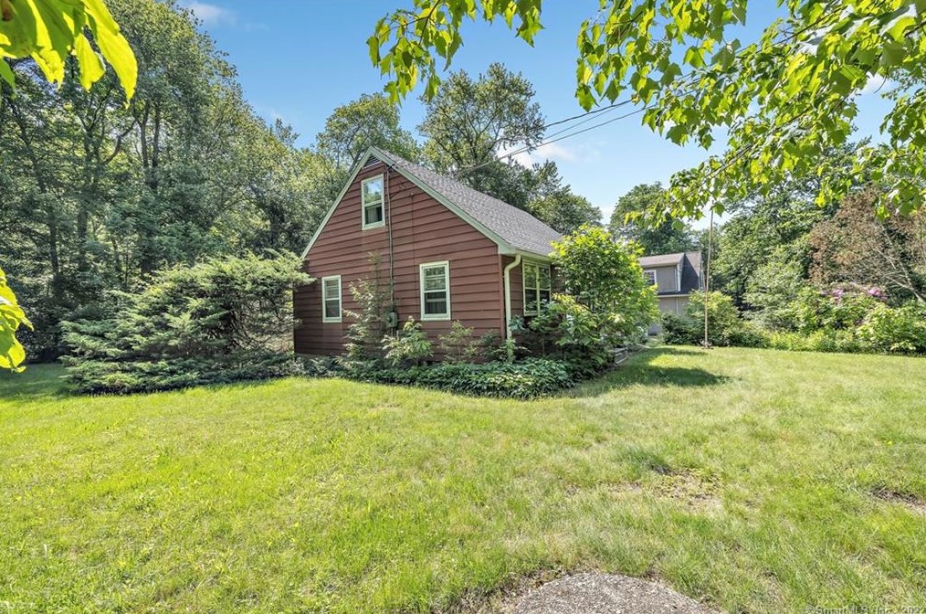 9 Lois Cir, Upper Stepney, CT 06468