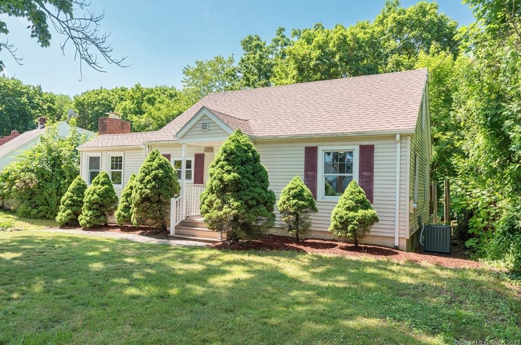 2 Edgewood St, Cromwell, CT 06416