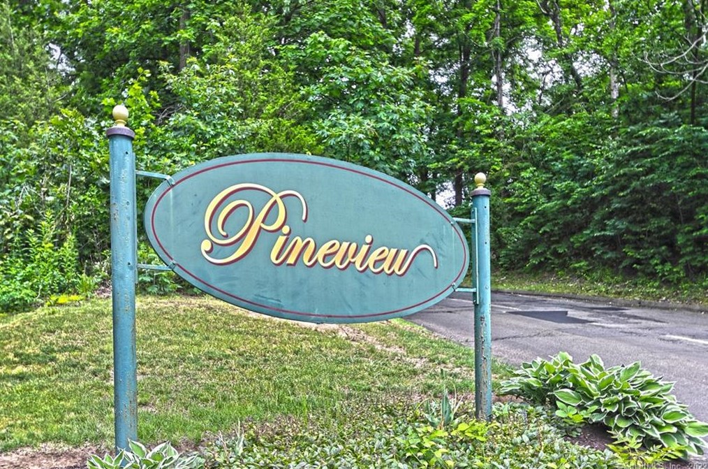 5 Pineview Dr, Branford, CT 06405-2428