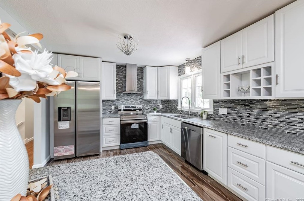 660 East St, Suffield CT  06078-1915 exterior