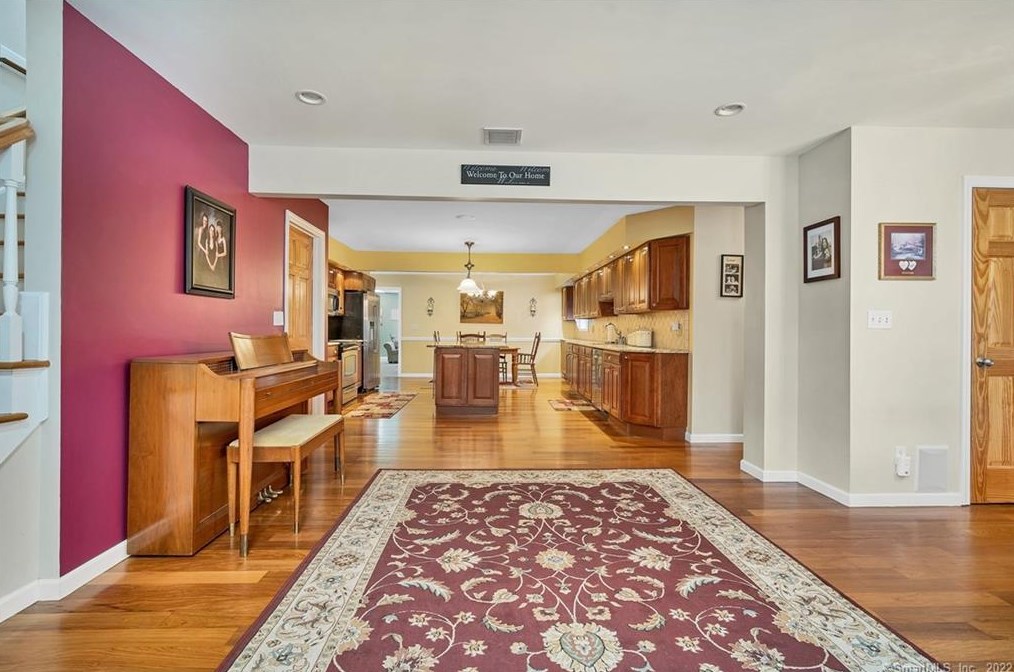 9 Cardinal Ln, Union City, CT 06770