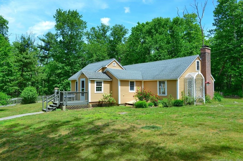 17 Wade Rd, Pomfret Center, CT 06259