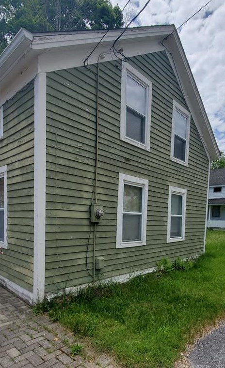 9 John St, Winsted, CT 06098-1011