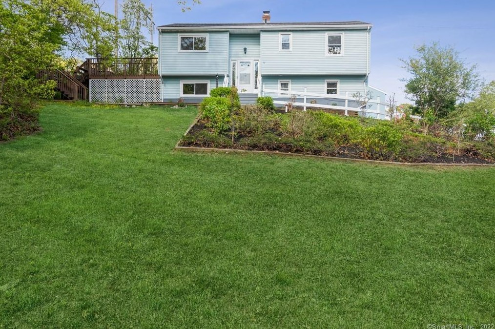 52 Allen Dr, Uncasville, CT 06382