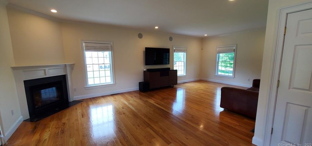 34 Wainscot Ln, Suffield, CT 06078