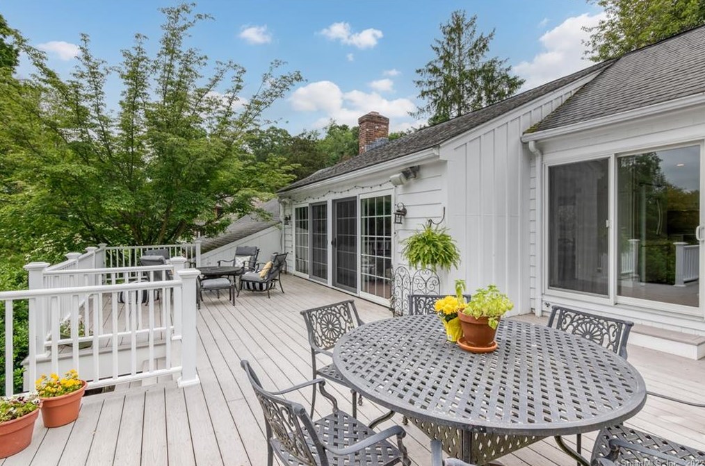 9 Russet Ln, Essex, CT 06426